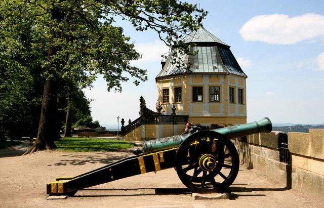 Festung Königstein - die Festungsmauer auf der Ostseite mit der 1589 als Beobachtungs- und Flankierungsturm erbauten Friedrichsburg