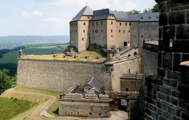 Festung Königstein - die Toranlage mit dem Kernbau aus dem Mittelalter und die Vorwerke