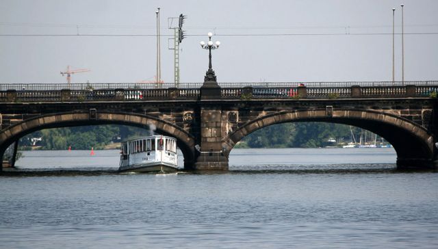 Der Alsterdampfer St. Georg unter der Lombardsbrücke - Binnenalster, Hamburg