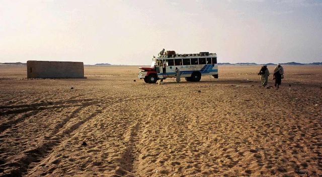 Linienbus in der Sahara zwischen Atbara und Wadi Halfa