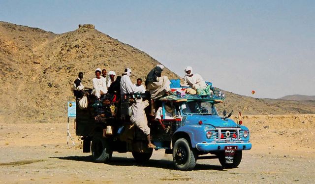 LKW im Personen-Transport in der Sahara zwischen Wadi Halfa und Abri