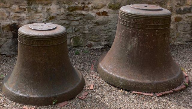 Schlüsselburg an der Weser - Glocken vor der evangelischen Pfarrkirche Schlüsselburg Schlüsselburg an der Weser - Glocken vor der evangelischen Pfarrkirche Schlüsselburg