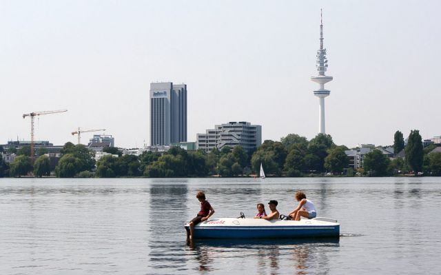 Die Aussenalster in Hamburg - im Hintergrund der Hamburger Fernsehturm und das CCH Congress Center Hamburg