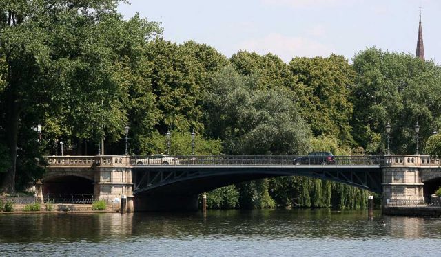 Die Schwanenwik Brücke an der Aussenalster in Hamburg