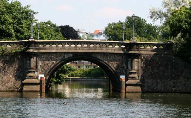 Die Feenteichbrücke an der Aussenalster in Hamburg-Uhlenhorst