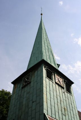 Der schmale, grün schimmernde Turm der Kirche St. Peter und Paul in Hamburg-Bergedorf Der schmale, grün schimmernde Turm der Kirche St. Peter und Paul in Hamburg-Bergedorf
