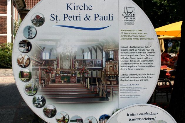 Schautafel vor der Kirche St. Peter und Paul in Hamburg-Bergedorf Schautafel vor der Kirche St. Peter und Paul in Hamburg-Bergedorf