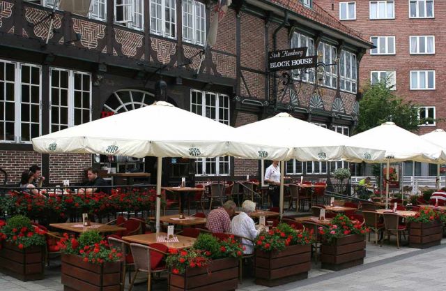 Hamburg-Bergedorf, Sachsentor - das Gasthaus Stadt Hamburg aus dem Jahre 1550 mit dem Block House Steakhaus Hamburg-Bergedorf, Sachsentor - das Gasthaus Stadt Hamburg aus dem Jahre 1550 mit dem Block House Steakhaus