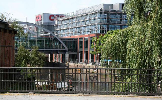 Hamburg-Bergedorf - der Serrahn mit der Kaimauer vor dem CCB City Center Bergedorf Hamburg-Bergedorf - der Serrahn mit der Kaimauer vor dem CCB City Center Bergedorf