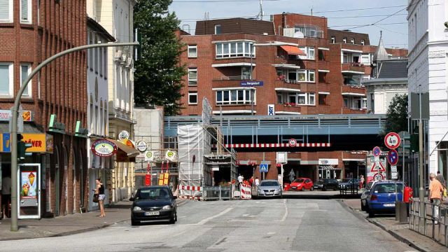 Hamburg-Bergedorf - die Bahnüberführung in der Alten Holstenstrasse Hamburg-Bergedorf - die Bahnüberführung in der Alten Holstenstrasse