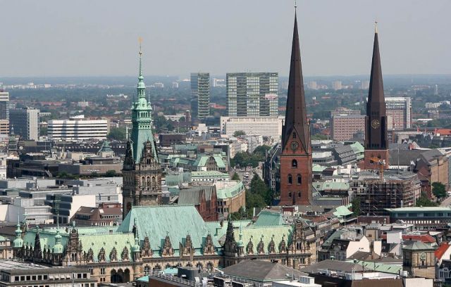 Hamburg von oben - die Innenstadt mit dem Rathaus, sowie den Hauptkirchen Sankt Petri und Sankt Jacobi