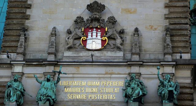 Hamburger Rathaus - Portalinschrift Hamburger Rathaus - Portalinschrift