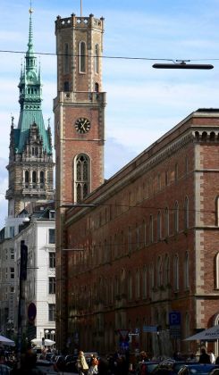 Alte Post und Rathausturm - Freie und Hansestadt Hamburg