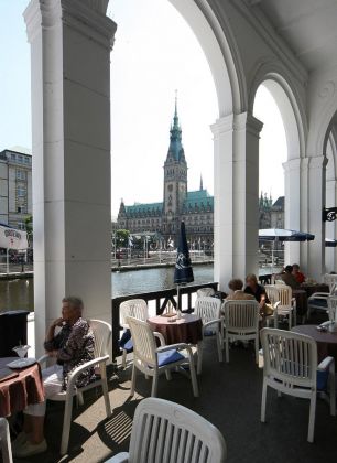Alsterarkaden - Blick auf das Hamburger Rathaus Alsterarkaden - Blick auf das Hamburger Rathaus