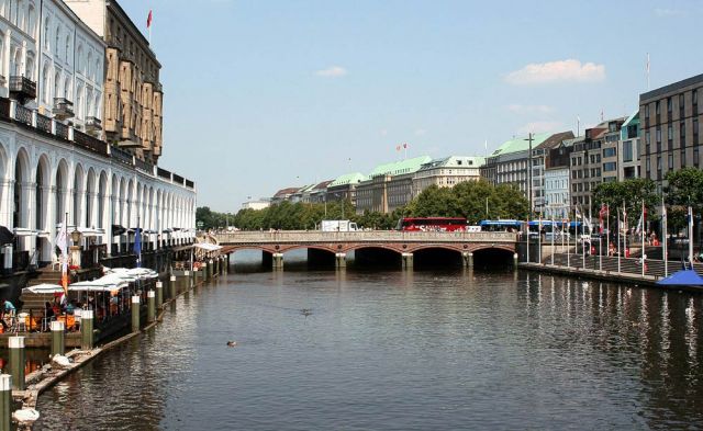 Die Alsterarkaden, die kleine Alster und der Jungfernstieg - Freie und Hansestadt Hamburg Die Alsterarkaden, die kleine Alster und der Jungfernstieg - Freie und Hansestadt Hamburg