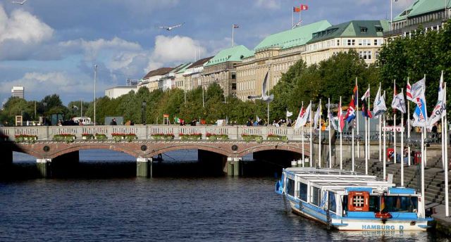 Die kleine Alster und der Jungfernstieg mit den Fassaden des Ballindamms - Freie und Hansestadt Hamburg Die kleine Alster und der Jungfernstieg mit den Fassaden des Ballindamms - Freie und Hansestadt Hamburg