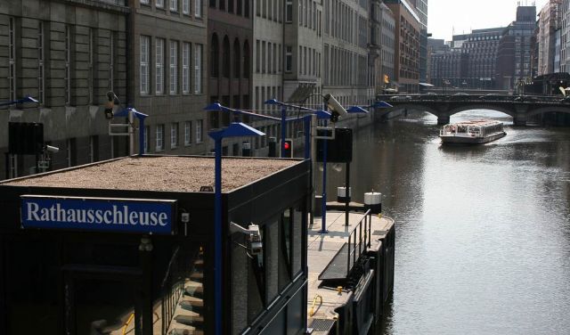 Die kleine Alster mit der Rathausschleuse - Freie und Hansestadt Hamburg Die kleine Alster mit der Rathausschleuse - Freie und Hansestadt Hamburg