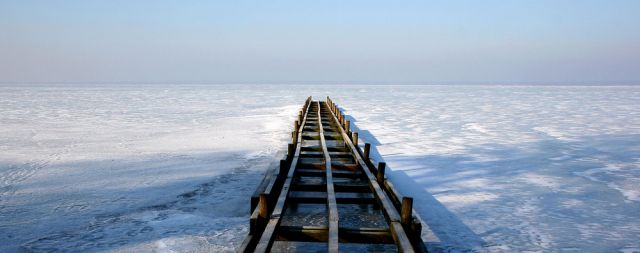 Das Steinhuder Meer im Winter - eingefrorener Steg in Steinhude