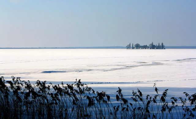 Das Steinhuder Meer zur Winterzeit - der Blick auf die Inselfestung Wilhelmstein Das Steinhuder Meer zur Winterzeit - der Blick auf die Inselfestung Wilhelmstein