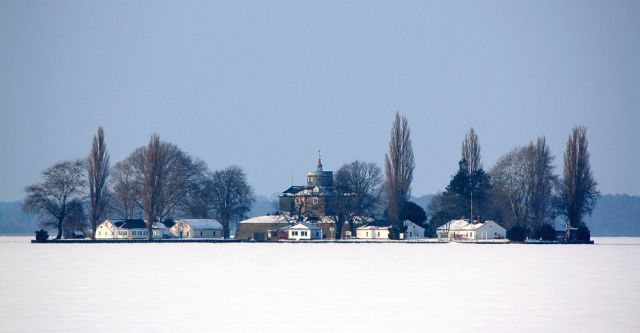 Das Steinhuder Meer im Winter - Blick auf die Inselfestung Wilhelmstein von der Bastion II am Hagenburger Kanal Das Steinhuder Meer im Winter - Blick auf die Inselfestung Wilhelmstein von der Bastion II am Hagenburger Kanal