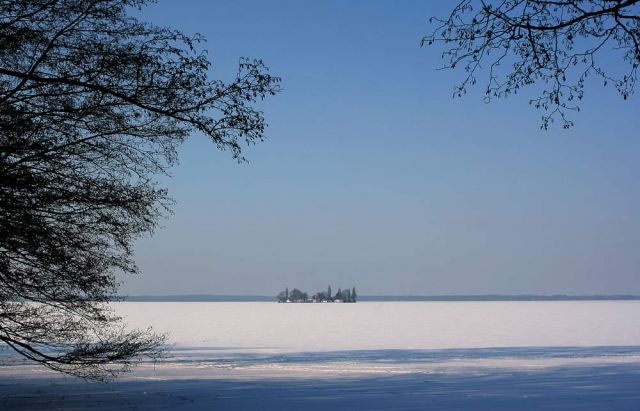 Das Steinhuder Meer im Winter - Blick auf die Inselfestung Wilhelmstein von der Bastion II am Hagenburger Kanal Das Steinhuder Meer im Winter - Blick auf die Inselfestung Wilhelmstein von der Bastion II am Hagenburger Kanal