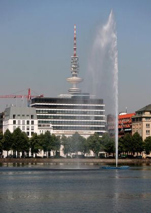 Die Alster-Fontäne mit dem Neuen Jungfernstieg und dem Hamburger Fernsehturm Die Alster-Fontäne mit dem Neuen Jungfernstieg und dem Hamburger Fernsehturm