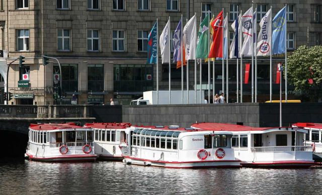 Verschiedene Alsterdampfer am Bootsanleger - Jungfernstieg Hamburg Verschiedene Alsterdampfer am Bootsanleger - Jungfernstieg Hamburg