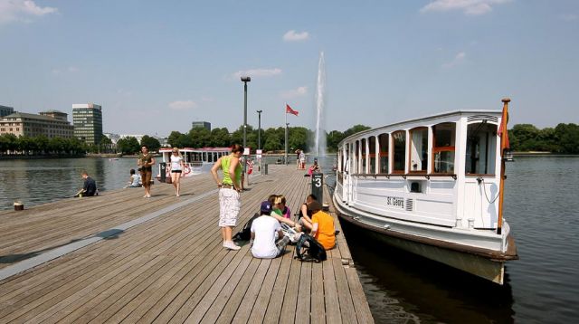 Hamburg, Binnenalster - der Bootsanleger am Jungfernstieg mit dem historischen Alsterdampfer St. Georg Hamburg, Binnenalster - der Bootsanleger am Jungfernstieg mit dem historischen Alsterdampfer St. Georg