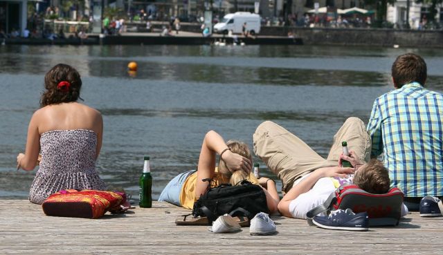 Erholung am Jungfernstieg an der Binnenalster - die Freie und Hansestadt Hamburg Erholung am Jungfernstieg an der Binnenalster - die Freie und Hansestadt Hamburg