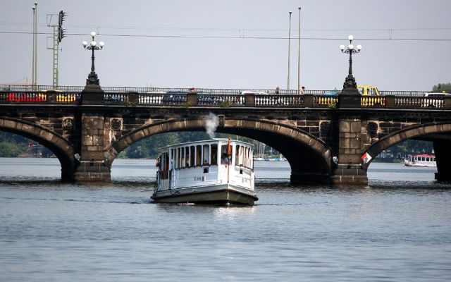Der Alsterdampfer St. Georg vor der Lombardsbrücke - Binnenalster, Hamburg Der Alsterdampfer St. Georg vor der Lombardsbrücke - Binnenalster, Hamburg
