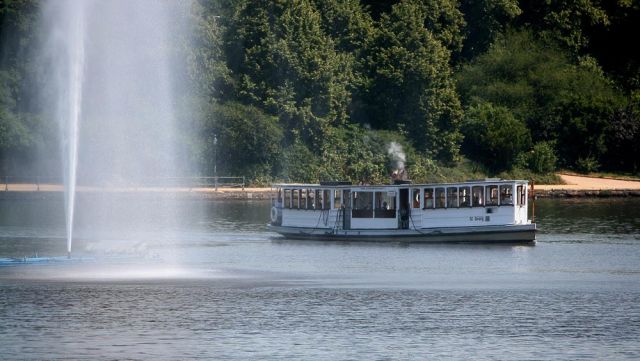 Der historische Alsterdampfer St. Georg und die Alster-Fontäne - Binnenalster, Hamburg Der historische Alsterdampfer St. Georg und die Alster-Fontäne - Binnenalster, Hamburg