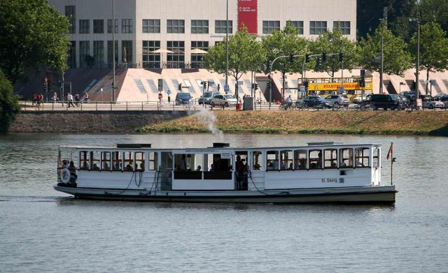 Der Alsterdampfer St. Georg auf der Binnenalster in Hamburg Der Alsterdampfer St. Georg auf der Binnenalster in Hamburg