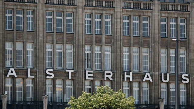 Die Fassade des berühmten Hamburger Kaufhauses Alsterhaus an der Binnenalster Die Fassade des berühmten Hamburger Kaufhauses Alsterhaus an der Binnenalster