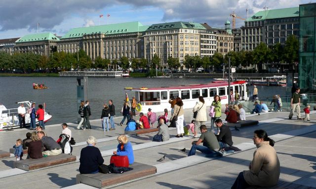 Fussgängerbereich am Jungfernstieg-Ufer der Binnenalster - Hamburg Fussgängerbereich am Jungfernstieg-Ufer der Binnenalster - Hamburg