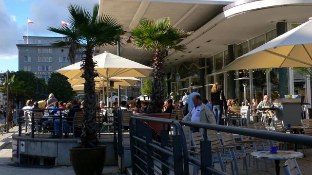 Der Jungfernstieg mit Alster-Pavillon an der Binnenalster in Hamburgs Mitte Der Jungfernstieg mit Alster-Pavillon an der Binnenalster in Hamburgs Mitte