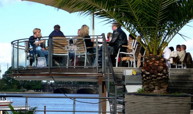 Der Jungfernstieg mit Alster-Pavillon an der Binnenalster in Hamburgs Mitte Der Jungfernstieg mit Alster-Pavillon an der Binnenalster in Hamburgs Mitte