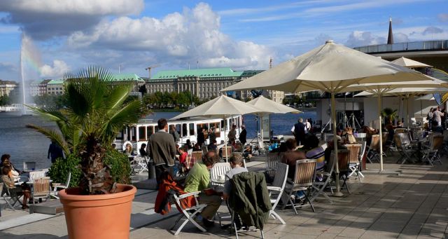 Der Jungfernstieg mit dem Alster-Pavillon an der Binnenalster in Hamburgs Mitte Der Jungfernstieg mit dem Alster-Pavillon an der Binnenalster in Hamburgs Mitte