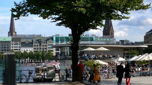 Der Neue Jungfernstieg mit Blick auf den Alster-Pavillon an der Binnenalster - Hamburg Der Neue Jungfernstieg mit Blick auf den Alster-Pavillon an der Binnenalster - Hamburg