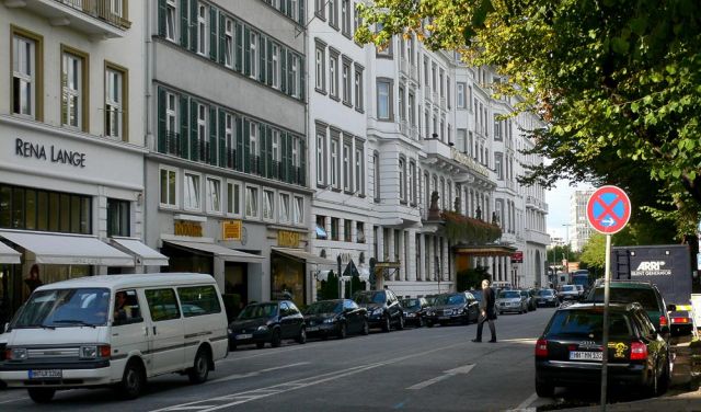 Der Neue Jungfernstieg am Ufer der Binnenalster in Hamburg Der Neue Jungfernstieg am Ufer der Binnenalster in Hamburg