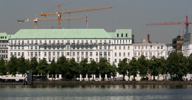 Die Binnenalster mit dem Hotel Vier Jahreszeiten - Freie und Hansestadt Hamburg Die Binnenalster mit dem Hotel Vier Jahreszeiten - Freie und Hansestadt Hamburg