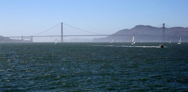 Die Golden Gate Bridge, Panorama vom Aquatic Park Pier - San Francisco Bay Die Golden Gate Bridge, Panorama vom Aquatic Park Pier - San Francisco Bay