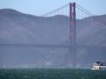 Die gewaltige Golden Gate Brücke mit Sightseeing-Schiiff, San Francisco Bay