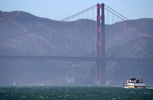 Die gewaltige Golden Gate Brücke mit Sightseeing-Schiiff, San Francisco Bay Die gewaltige Golden Gate Brücke mit Sightseeing-Schiiff, San Francisco Bay