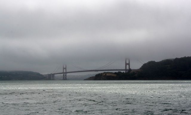 Die Golden Gate Bridge im Seenebel - aufgenommen von der Sausalito-Fähre, San Francisco Bay Die Golden Gate Bridge im Seenebel - aufgenommen von der Sausalito-Fähre, San Francisco Bay