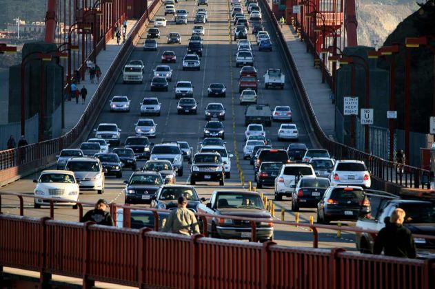 Mächtig viel Verkehr auf der Golden Gate Bridge - San Francisco Bay Mächtig viel Verkehr auf der Golden Gate Bridge - San Francisco Bay