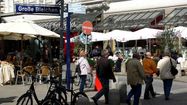 Grosse Bleichen mit Eingang zum Hamburger Hof - Freie und Hansestadt Hamburg Grosse Bleichen mit Eingang zum Hamburger Hof - Freie und Hansestadt Hamburg