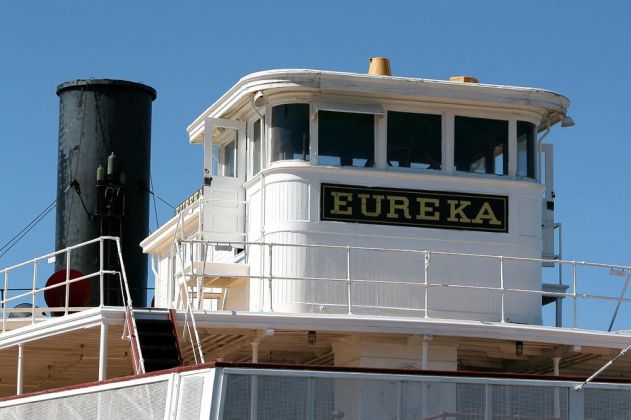 Eureka, als Eisenbahn-Fähre gebauter historischer Schaufel-Raddampfer, Hyde Street Pier - San Francisco Maritime National Historic Park. Eureka, als Eisenbahn-Fähre gebauter historischer Schaufel-Raddampfer, Hyde Street Pier - San Francisco Maritime National Historic Park.