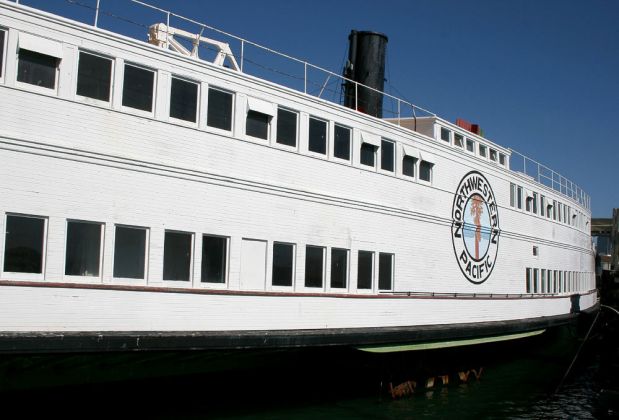 Eureka, als Eisenbahn-Fähre gebauter historischer Schaufel-Raddampfer - Hyde Street Pier - San Francisco Maritime National Historic Park. Eureka, als Eisenbahn-Fähre gebauter historischer Schaufel-Raddampfer - Hyde Street Pier - San Francisco Maritime National Historic Park.