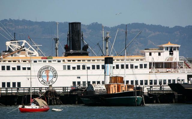 Fähre Eureka und Paddle Tug Eppleton Hall, Hyde Street Pier - San Francisco Maritime National Historic Park.