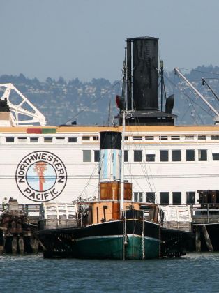 Fähre Eureka und Paddle Tug Eppleton Hall, Hyde Street Pier - San Francisco Maritime National Historic Park. Fähre Eureka und Paddle Tug Eppleton Hall, Hyde Street Pier - San Francisco Maritime National Historic Park.